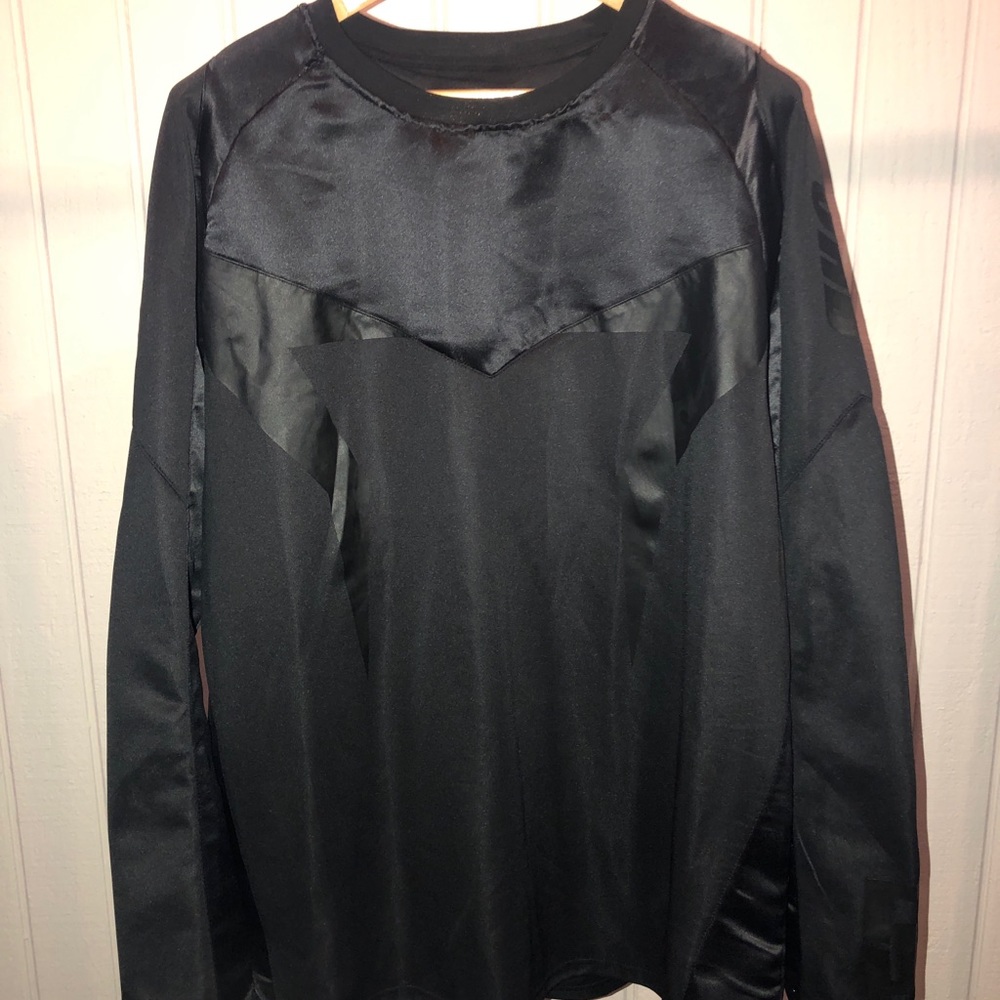 Black Pyramid black crew neck